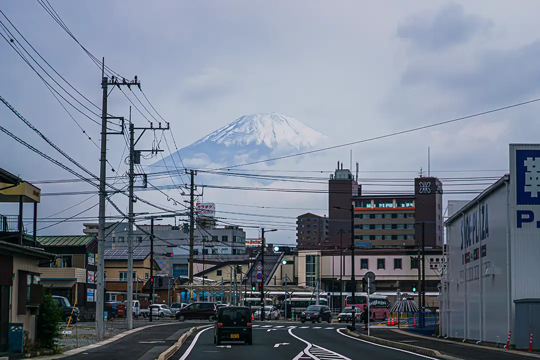 Rue japonaise avec vue dégagée sur le mont Fuji au loin